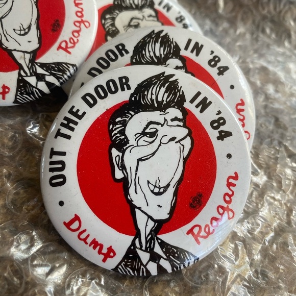 Vintage Reagan Protest Buttons 1984 "Out The Door In 84 Dump Reagan"2 1/4" Union - Picture 4 of 4